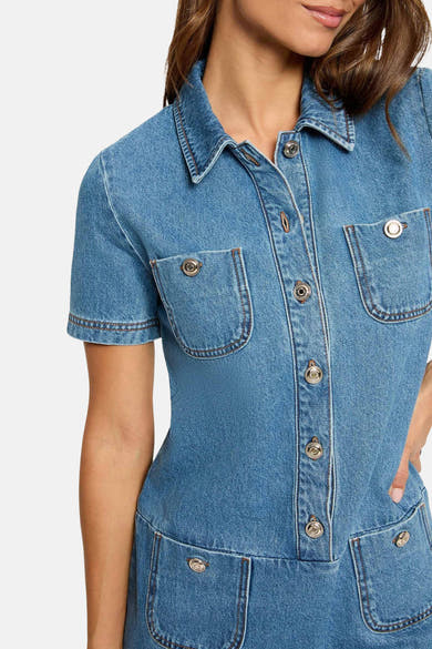 Robe en denim bleu moyen de Morgan de Toi, avec des poches à rabat et des boutons décoratifs.