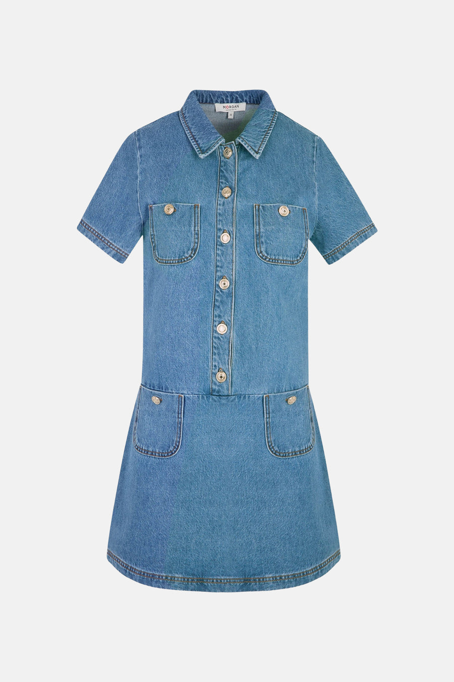 Robe en denim bleu moyen de Morgan de Toi, avec des poches plaquées et une fermeture boutonnée sur le devant.
