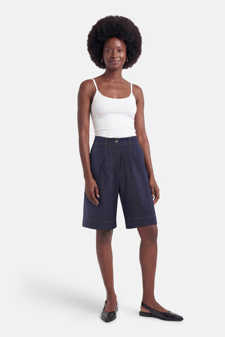 Short bermuda en jean bleu foncé de Morgan de Toi, plissé, avec surpiqûres contrastées.