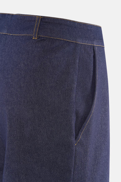 Korte donkerblauwe spijkerbroekshorts van Morgan de Toi, hoge taille met plooien, met contrasterende stiksels.