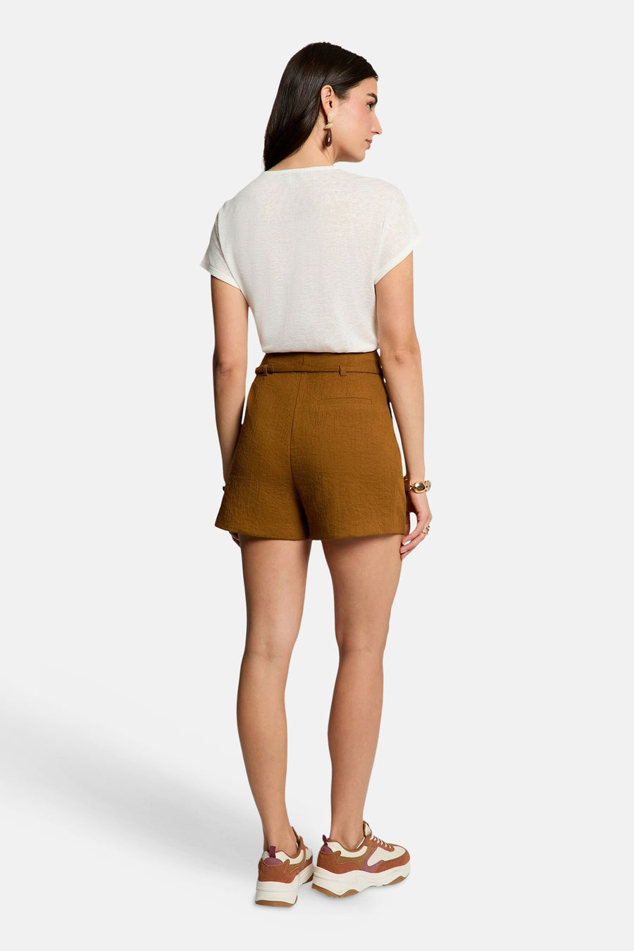 Short brun texturé de Morgan de Toi, taille haute, vu de dos avec un t-shirt blanc et des baskets.