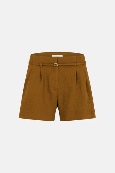 Short brun de Morgan de Toi, taille haute avec pli sur le devant, ceinture assortie et boucle dorée.