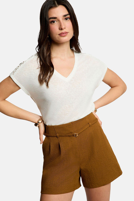 Korte Morgan de Toi-short, hoge taille met plooi aan de voorkant, bijpassende riem en gouden gesp.
