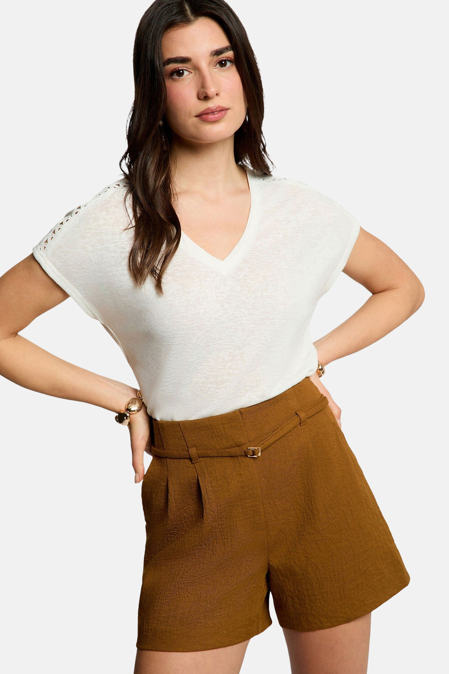 Korte Morgan de Toi-short, hoge taille met plooi aan de voorkant, bijpassende riem en gouden gesp.