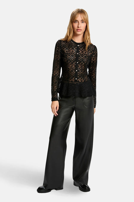 Blouse à manches longues noire de Morgan de Toi en dentelle à motifs géométriques, avec boutons et volant.