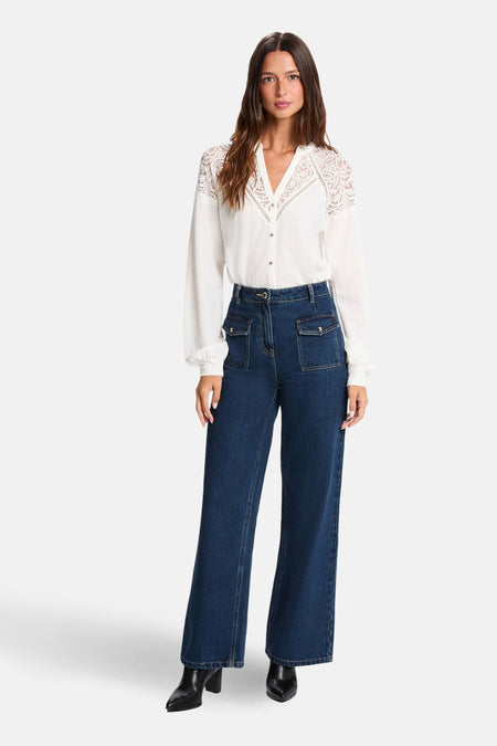 Chemisier blanc à manches longues de Morgan de Toi, orné de dentelle à l'encolure et aux épaules.