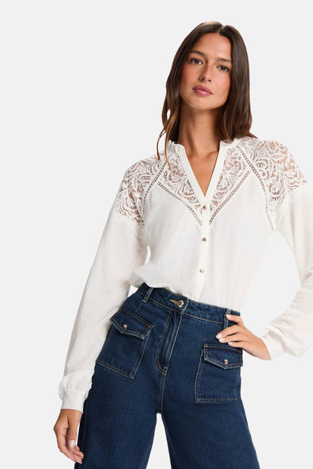 Blouse blanche à manches longues de Morgan de Toi avec détails en dentelle aux épaules et fermeture boutonnée.