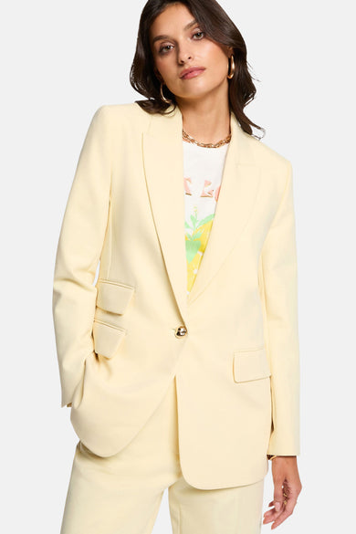 Gele blazer van Morgan de Toi, met ontwerpdetails zoals een strakke snit en elegante afwerkingen.
