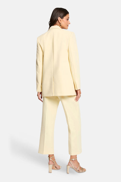 Blazer jaune de Morgan de Toi, avec des détails de conception tels qu'une coupe nette et des finitions élégantes.