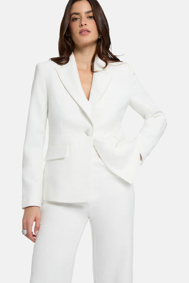 Blazer blanc de Morgan de Toi, coupe ajustée, avec un bouton et poches à rabat, porté avec un pantalon blanc.