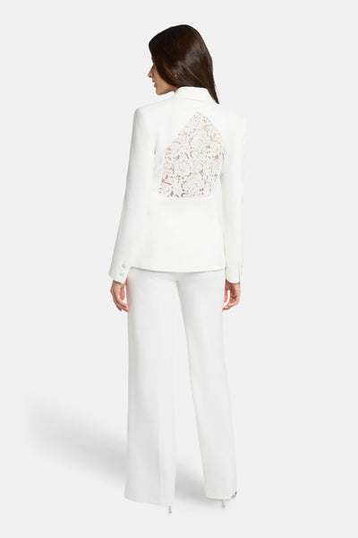 Blazer blanc de Morgan de Toi avec un empiècement en dentelle florale au dos.