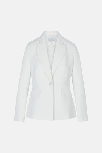 Blazer blanc de Morgan de Toi, col à revers, un bouton, deux poches à rabat, et dentelle au col.