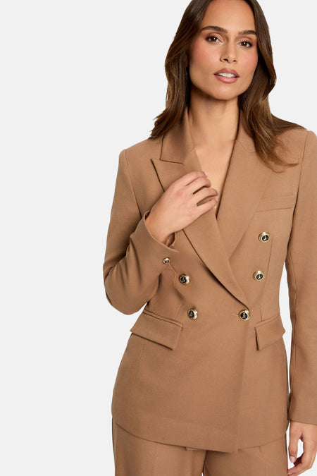 Bruine blazer van Morgan de Toi, dubbele rij knopen met gouden knopen en klepzakken.