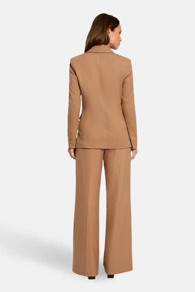 Lichtbruine blazer van Morgan de Toi, klassieke pasvorm met gouden knopen, bijpassende broek.