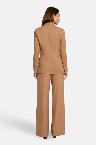 Blazer marron clair de Morgan de Toi, coupe tailleur classique avec boutons dorés, pantalon assorti.