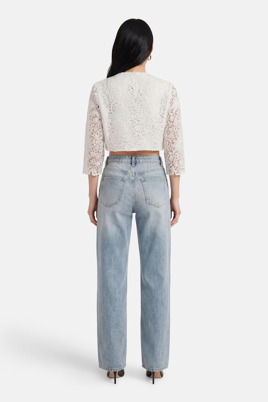 Gilet blanc de Morgan de Toi en dentelle à manches trois-quarts porté avec un jean taille haute.