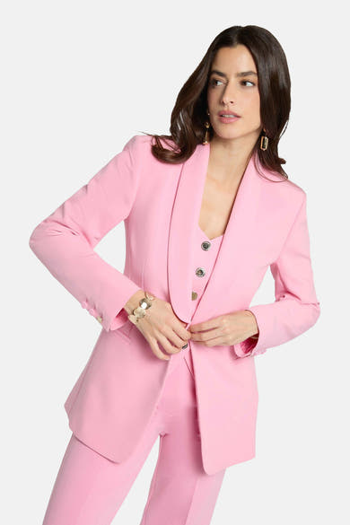 Blazer rose de Morgan de Toi, porté par une femme avec des boucles d'oreilles dorées et un bracelet orné.
