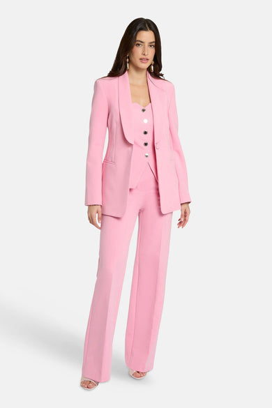 Blazer rose de Morgan de Toi, porté avec un gilet assorti et un pantalon à jambes larges.