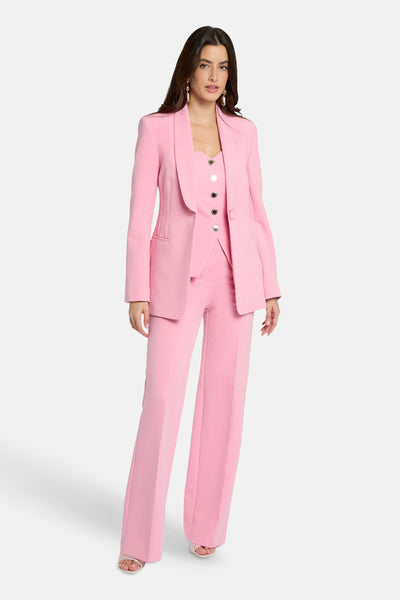 Blazer rose de Morgan de Toi, porté avec un gilet assorti et un pantalon à jambes larges.