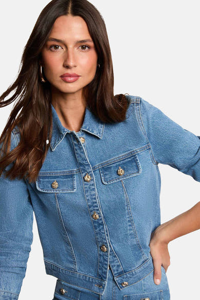 Veste courte en denim bleu moyen de Morgan de Toi, avec boutons dorés décoratifs et poches plaquées.
