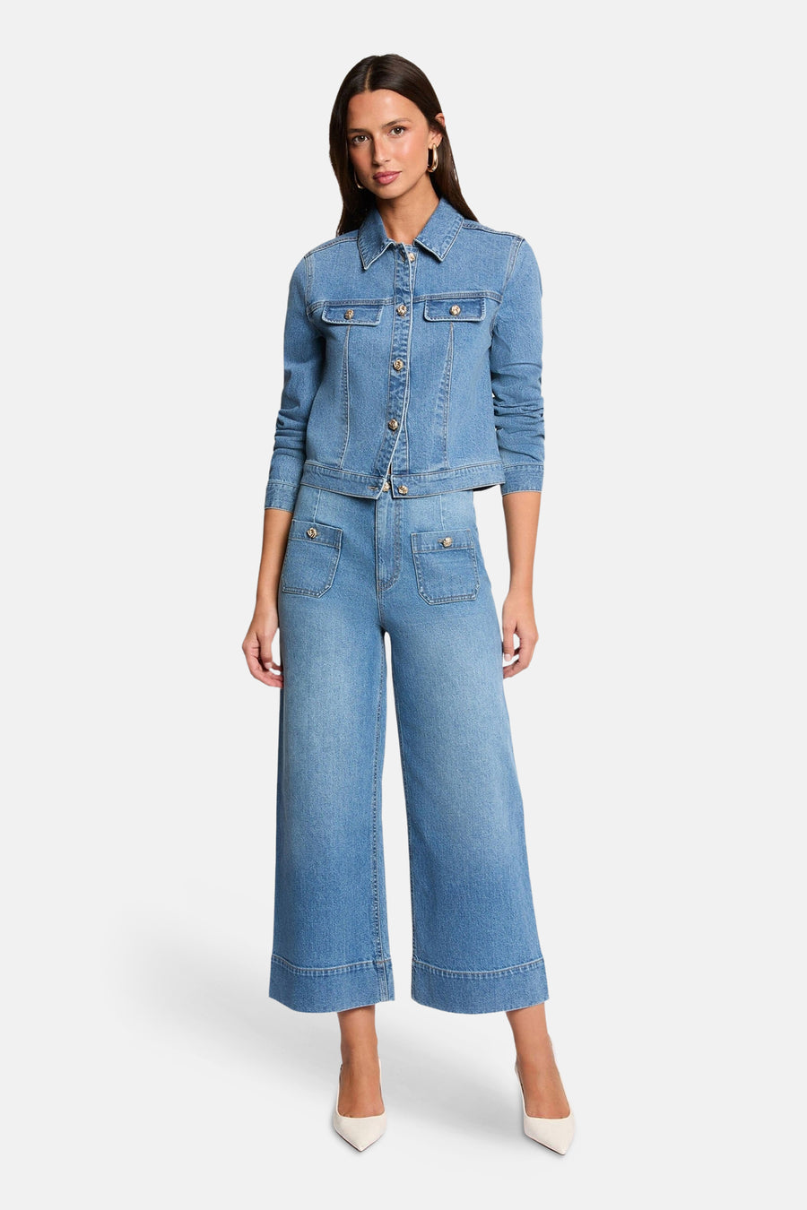 Veste courte en denim bleu moyen de Morgan de Toi, avec des boutons dorés et des poches plaquées.