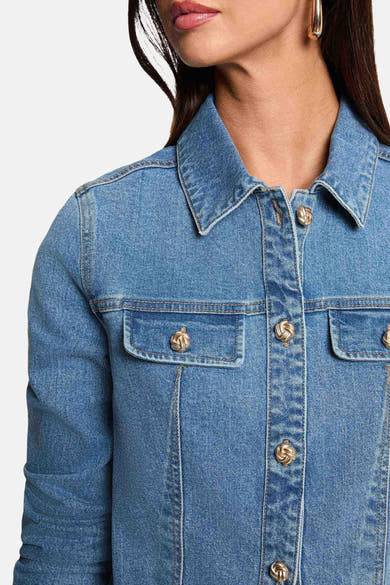 Veste courte en denim bleu moyen de Morgan de Toi avec boutons décoratifs dorés.