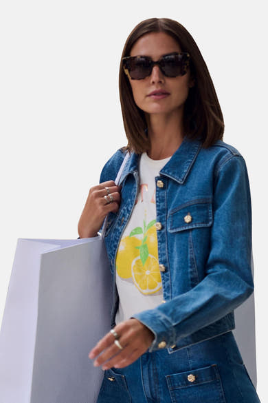 Veste courte en denim bleu moyen de Morgan de Toi, avec boutons dorés et motif citron sur le t-shirt.