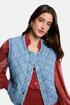 Veste sans manches en denim bleu clair de Morgan de Toi avec un motif matelassé.