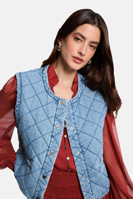 Veste sans manches en denim bleu clair de Morgan de Toi avec un motif matelassé.