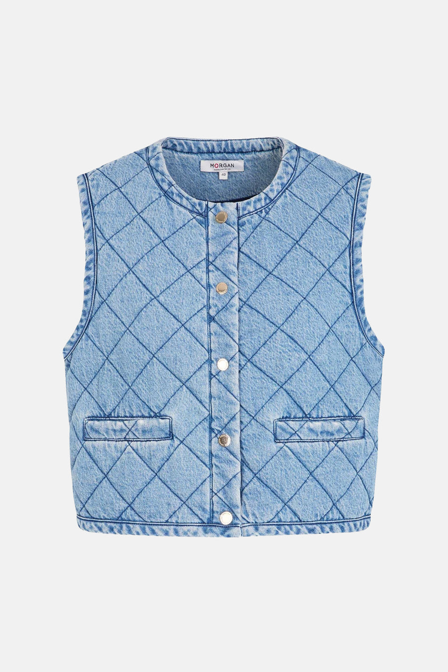 Veste sans manches en denim bleu clair de Morgan de Toi, avec motif matelassé à losanges et poches plaquées.