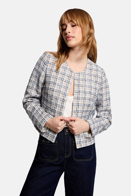 Veste courte bleue à carreaux par Morgan de Toi, portée avec un jean taille haute bleu marine.
