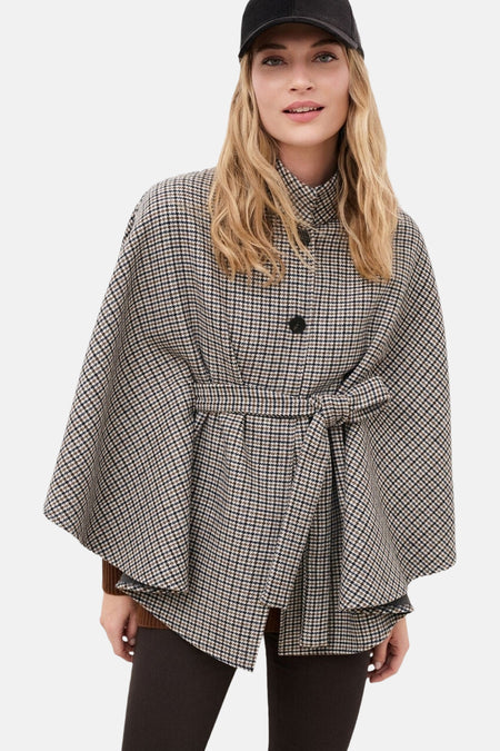 Poncho multicolore à motif pied-de-poule, ceinturé à la taille, porté par un mannequin