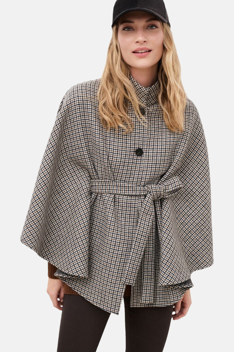Poncho multicolore à motif pied-de-poule, ceinturé à la taille, porté par un mannequin