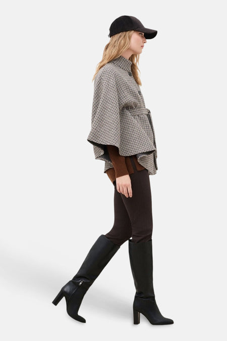 Poncho à motif pied-de-poule multicolore CAROLL porté par un mannequin