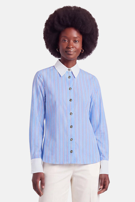 Chemise bleue à rayures fines et col blanc par Morgan de Toi, boutonnée avec manches longues et poignets contrastants