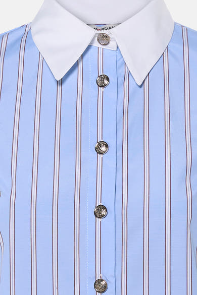 Chemise bleue à rayures fines et col blanc par Morgan de Toi, boutons argentés brillants, vue rapprochée