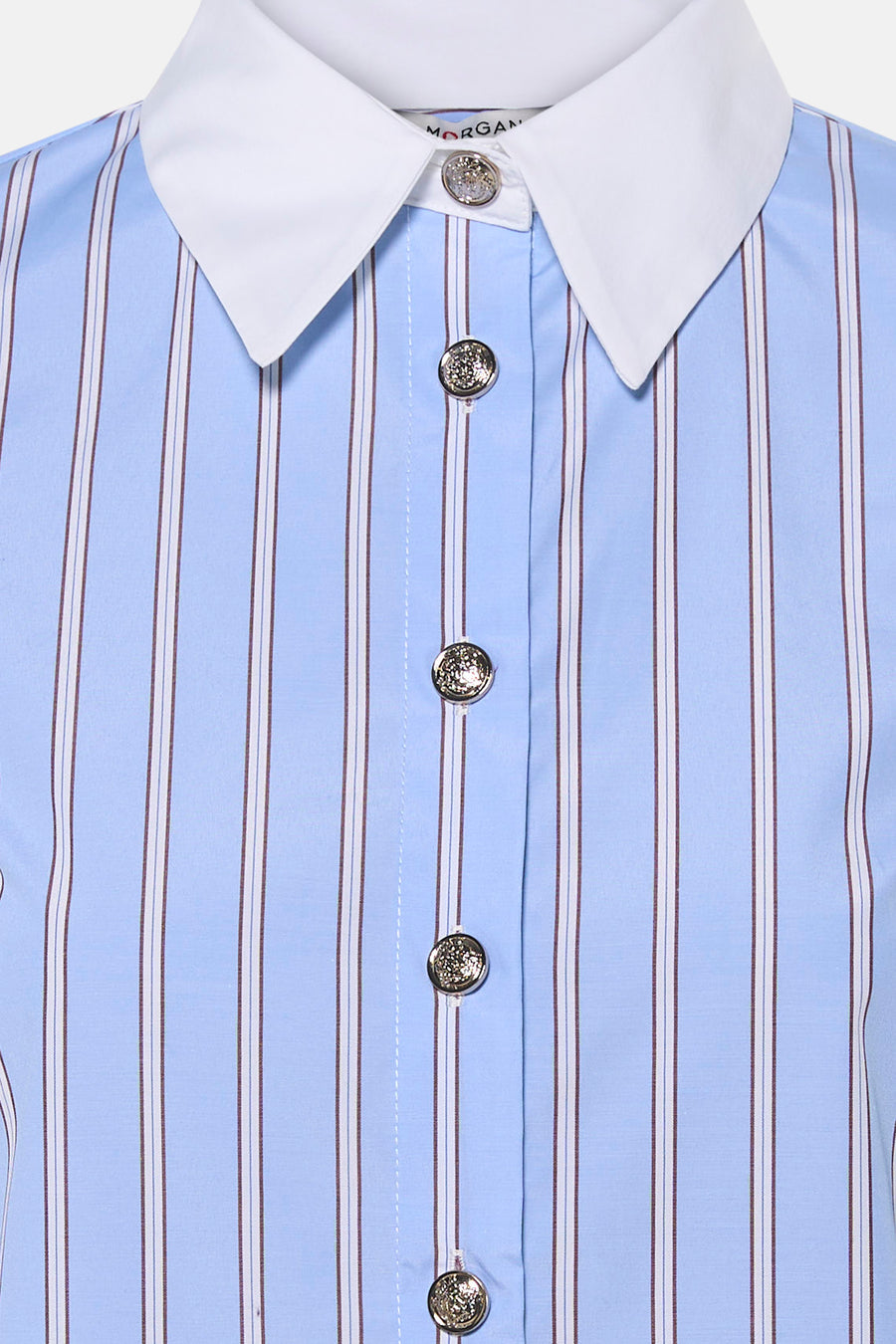 Chemise bleue à rayures fines et col blanc par Morgan de Toi, boutons argentés brillants, vue rapprochée