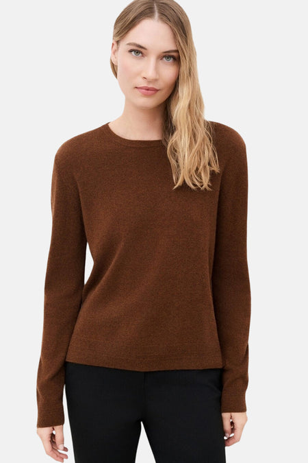 Pull col rond brun à manches longues CAROLL porté par un mannequin