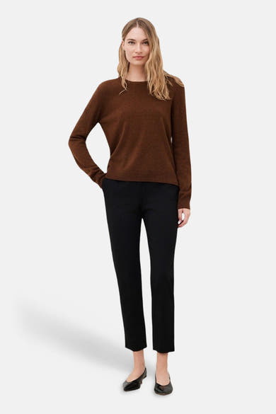 Pull col rond brun CAROLL porté par un mannequin