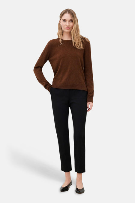 Pull col rond brun CAROLL porté par un mannequin