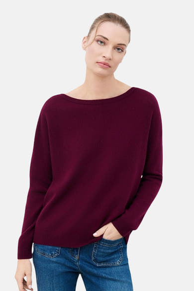 Pull col rond bordeaux à manches longues CAROLL porté avec un jean bleu
