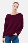 Pull col rond bordeaux à manches longues CAROLL porté avec un jean bleu