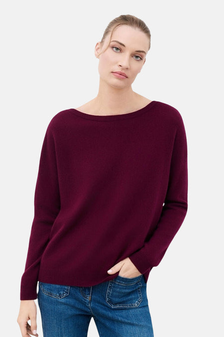 Pull col rond bordeaux à manches longues CAROLL porté avec un jean bleu