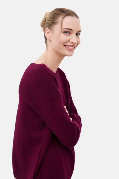 Pull col rond mauve CAROLL porté par un mannequin, vue de trois quarts.