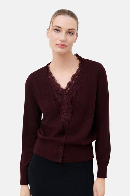 Pull col V rouge CAROLL à boutons et empiècement en dentelle, porté par un mannequin.