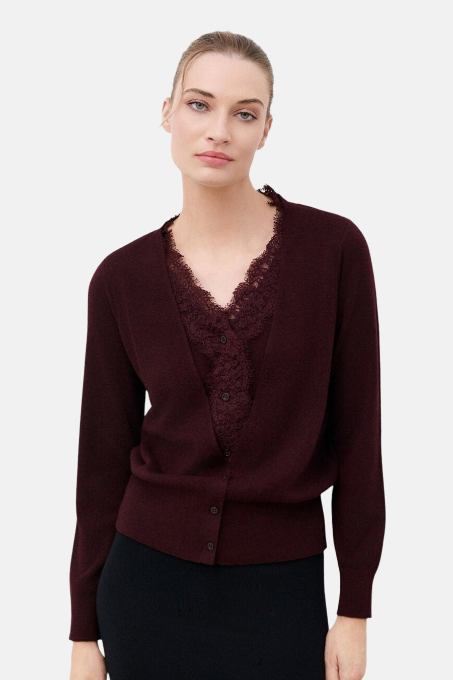 Pull col V rouge CAROLL à boutons et empiècement en dentelle, porté par un mannequin.