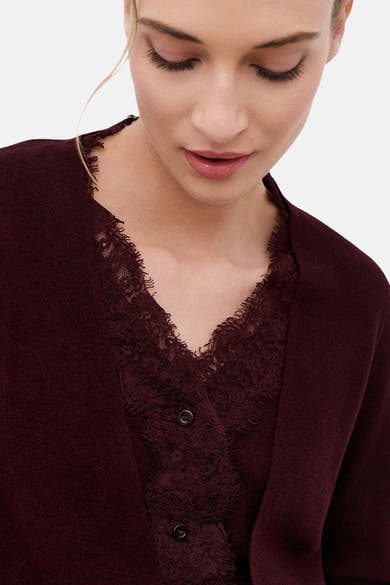 Pull col V rouge foncé CAROLL avec empiècement en dentelle et boutons sur le devant.