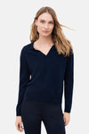 Pull bleu marine à col V et manches longues porté par un mannequin, CAROLL