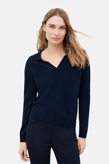 Pull bleu marine à col V et manches longues porté par un mannequin, CAROLL