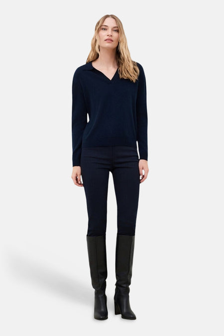 Pull col V bleu marine CAROLL porté par un mannequin